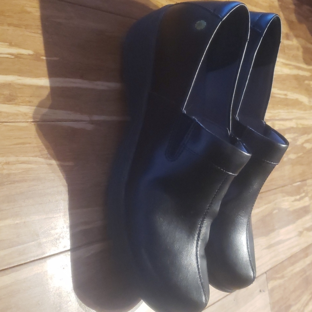 white dansko nursing shoes